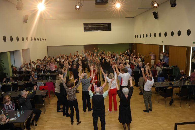 Neujahrstanz von „Vorarlberg 50 plus“ in „Dorfmitte“.