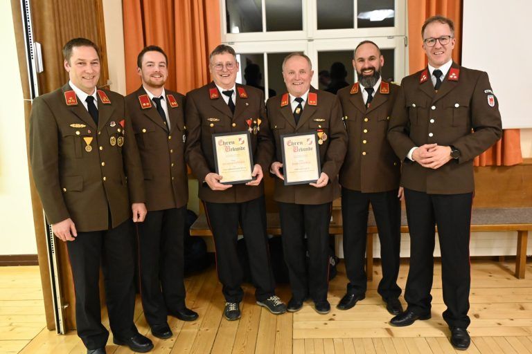 „Gott zur Ehr, dem Nächsten zur Wehr und helfen in Not ist unser Gebot“: Peter Berthold und Paul Gantner erhielten die Ehrenurkunde für Ehrenmitglieder.