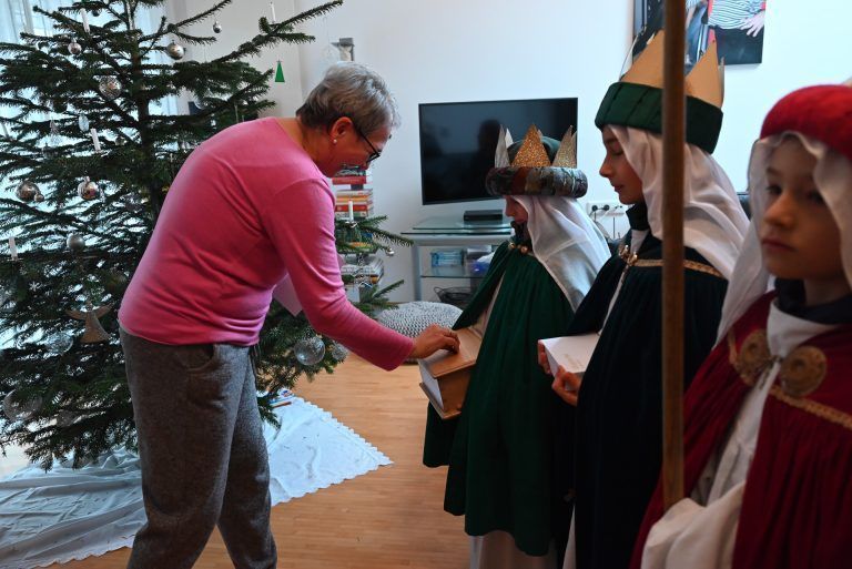 Königliche Post der Sternsinger: Nach der Spende erhielten auch die Kinder einige Schokoladen.