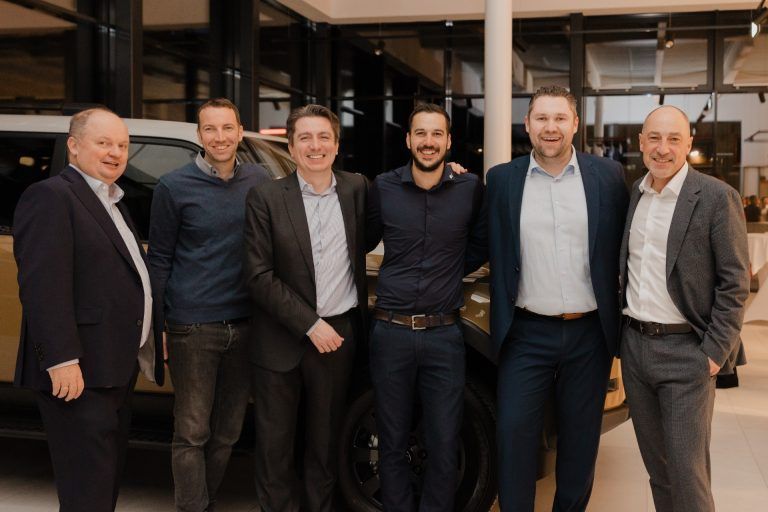Traditions-Autohaus setzt neue Maßstäbe: Zur Neueröffnung des modernisierten Betriebs konnte Juniorchef Michael Natter (vierter von links) eine hochkarätige Delegation von Toyota-Österreich in Au begrüßen.