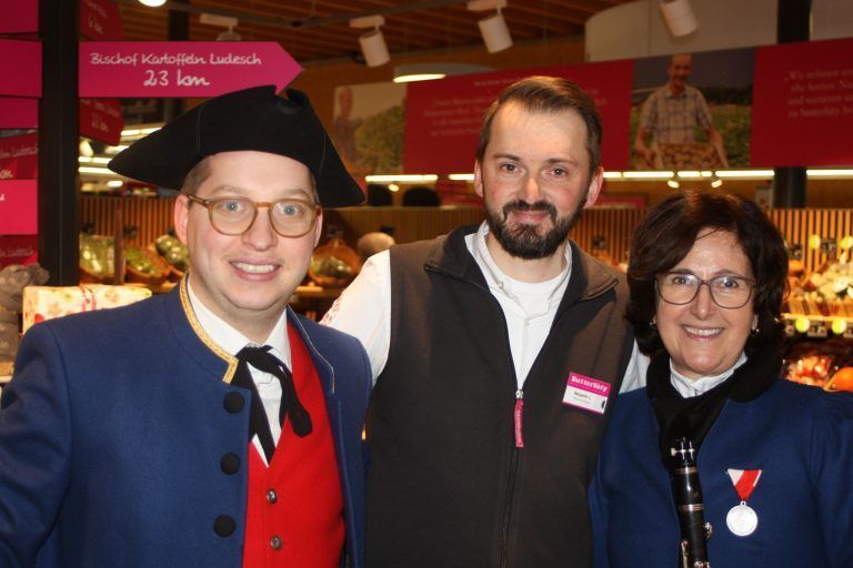 Mit musikalischen Klängen das alte Jahr beendet: Lukas Strieder Sutterlüty Filialleiter Benjamin Lecher und Obfrau Susanne Entner hatten richtig viel Spaß.