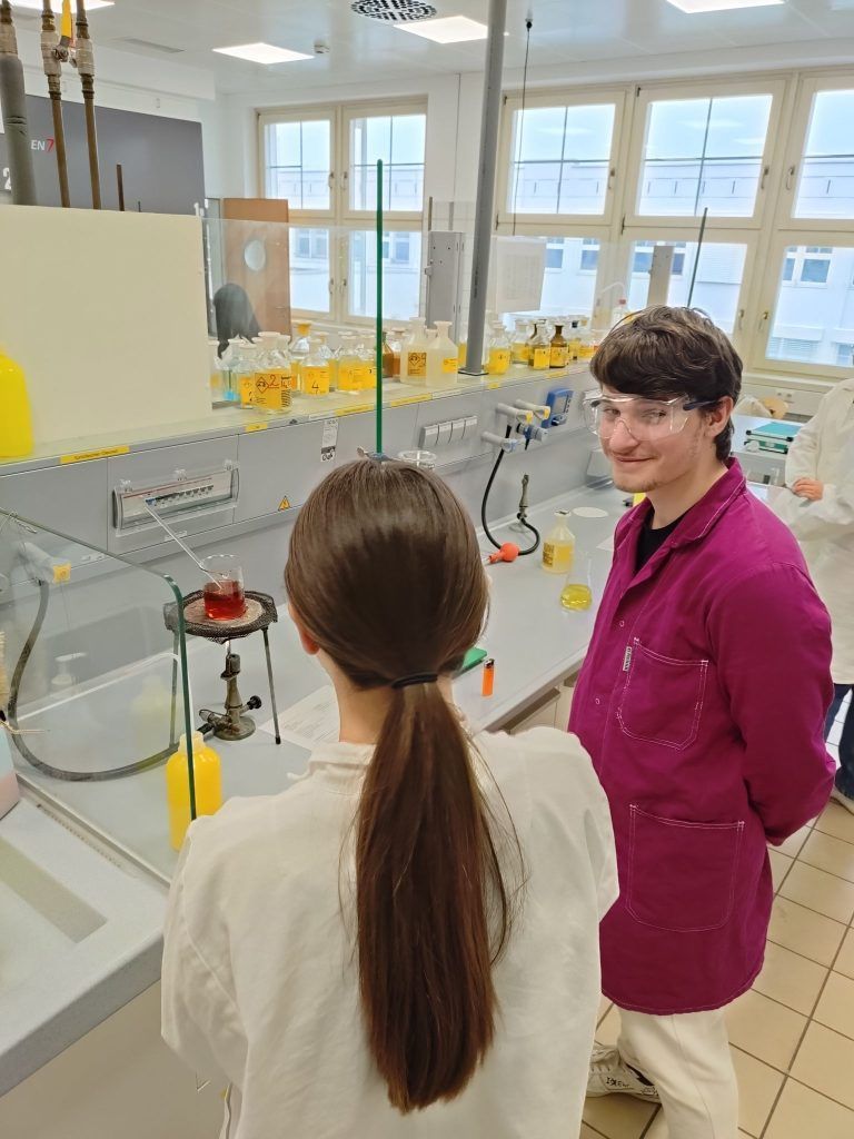 Ein Tag voller Technik, Kreativität und Zukunftsperspektiven beim Girl´s Day: Jonas (3aCI, Chemieingenieure) zeigte einer Schülerin eine Eisenlösung.