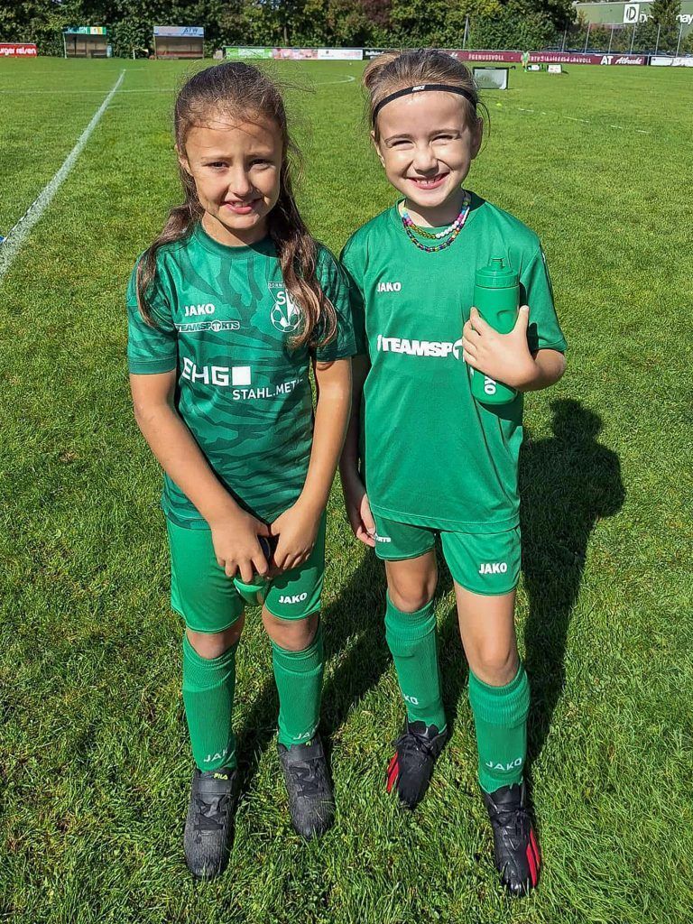 Dornbirner SV eröffnet neues Kapitel mit U13-Mädchenmannschaft: Auch Mia und Julia gehören zum neuen Team und sind schon begeisterte Fußballerinnen.