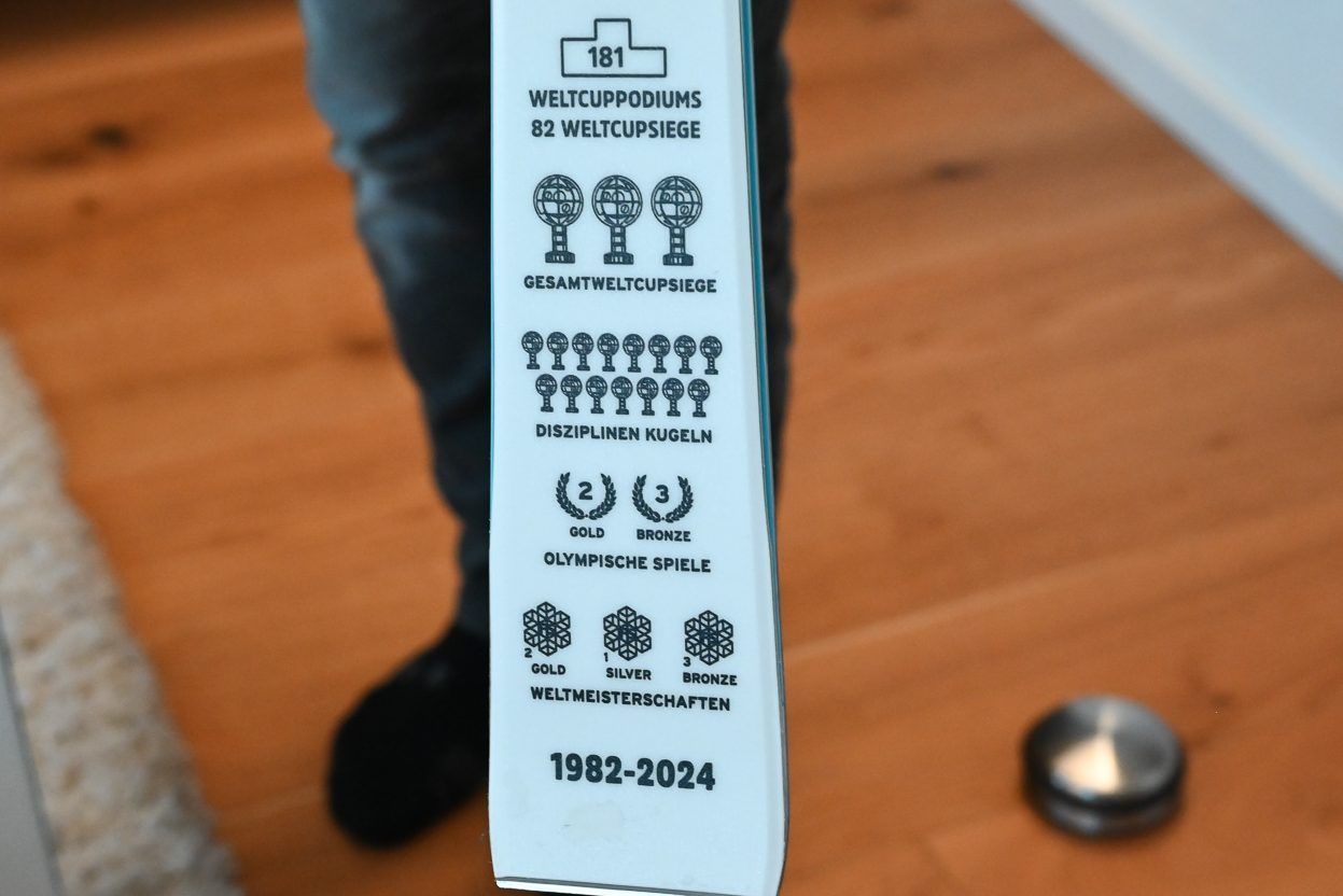 Ein Leben für den perfekten Schliff: Als Erinnerung erhielt Heinz Hämmerle ein personalisiertes Paar Skier von Head, auf dem alle Siege, an denen er beteiligt war, aufgelistet sind.