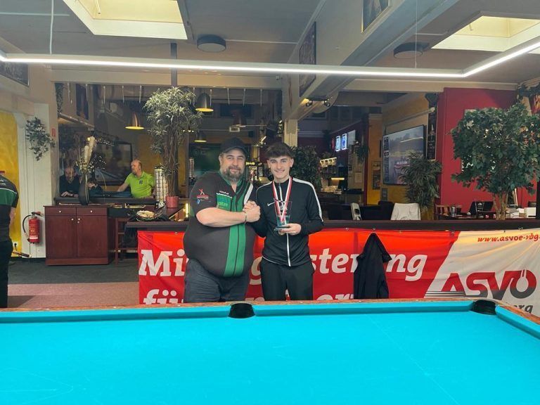 Neuer Shootingstar im Poolbillard: Markus Schleindler mit Vater Jörg haben gut lachen.