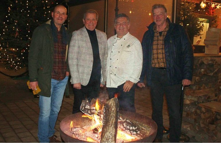 Rustikal bis nobel im Wirtshaus am See : Wirtshaus-Wirt Martin mit Caspar und Christian Greber sowie Fischer Martin Gugele an einer der Bauernsilvester-Feuerschalen.