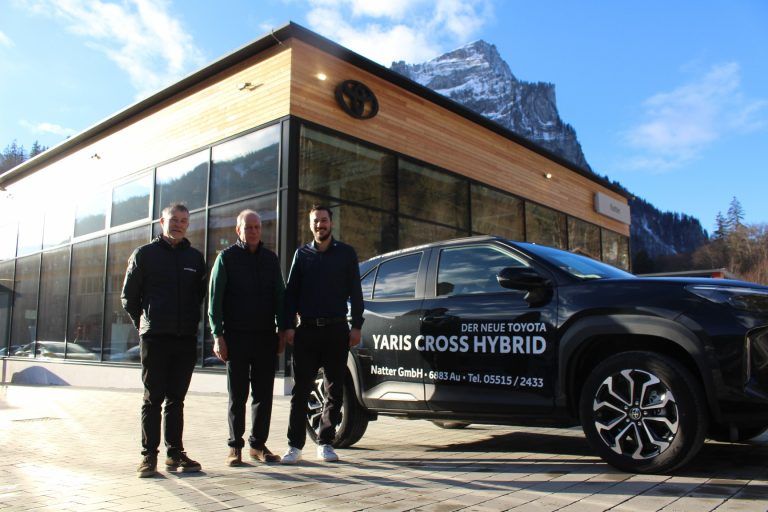Planer Johann Muxel, Walter und Michael Natter (v. l.) vor dem neuen Ausstellungsraum von Toyota Natter. STP