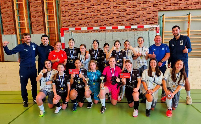 Für die heimische Fußballjugend ist das alljährliche „Raiffeisen-Nachwuchs-Hallenturnier 2025“ des SV typico Lochau ein besonderes Highlight: Im Bild das Lochauer Mädchenteam mit den Trainern Christian Ill und Steffi Schröder sowie den Mitgliedern des Organisationskomitees mit Fabio Feldkircher, Robin Lhotzky und Dalibor Marinovic.