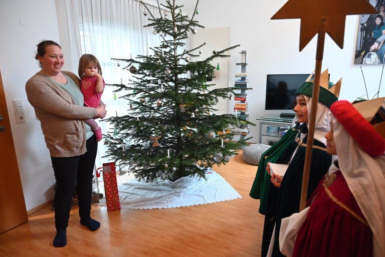 Königliche Post der Sternsinger: Viele Menschen warteten bereits auf die drei heiligen Könige.