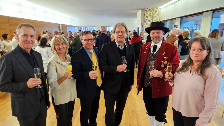Gute Stimmung beim Neujahrsempfang des Bürgermeisters in Lochau: Ein Prosit auf ein gesundes und erfolgreiches Jahr 2025: Edgar Ferchl-Blum, Bernadette Oberscheider, Vizebürgermeister Christophorus Schmid, Bürgermeister Frank Matt, Helmut Immler und Sonja Reichart.