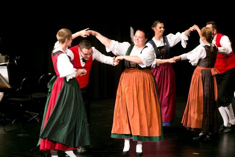 „Bin im Trachtenverein groß geworden“: Auch sie selbst tanzt in der Tanzgruppe klassische Volkstänze. (Trachtenverein)