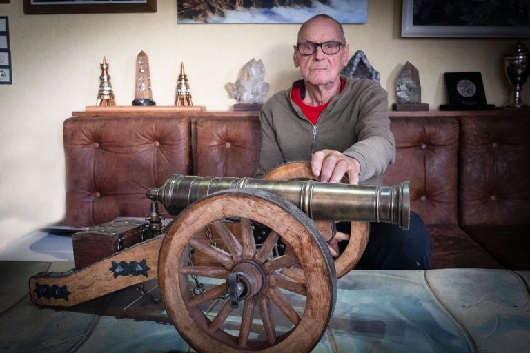 Ernst in seiner Stube mit der Zugkanone