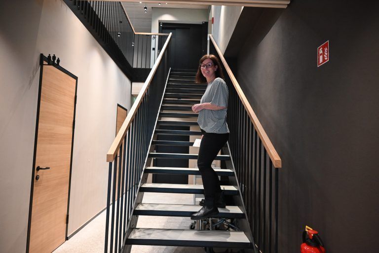 Renovierte Bibliothek wieder eröffnet: Vom Erdgeschoss geht es entweder per Treppe oder Lift in den oberen Stock. Dort befindet sich eine Präsenzbibliothek und ein Studienraum sowie die Verbindung zum Kunstraum DOCK 20.