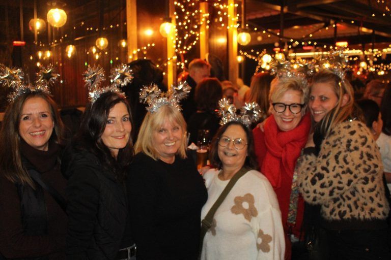 Rustikal bis nobel im Wirtshaus am See : Ausgelassen und fröhlich feierte diese Frauenrunde, die mit ihrem Kopfschmuck avisierte, dass der nächste Fasching nicht mehr weit ist.
