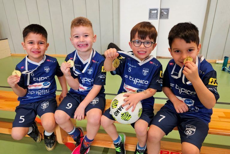 SV typico Lochau feiert erfolgreiches Raiffeisen-Nachwuchs-Hallenturnier 2025 : Als jüngste Fußball-Kids freuten sich die Bambinis über ihre Medaillen.