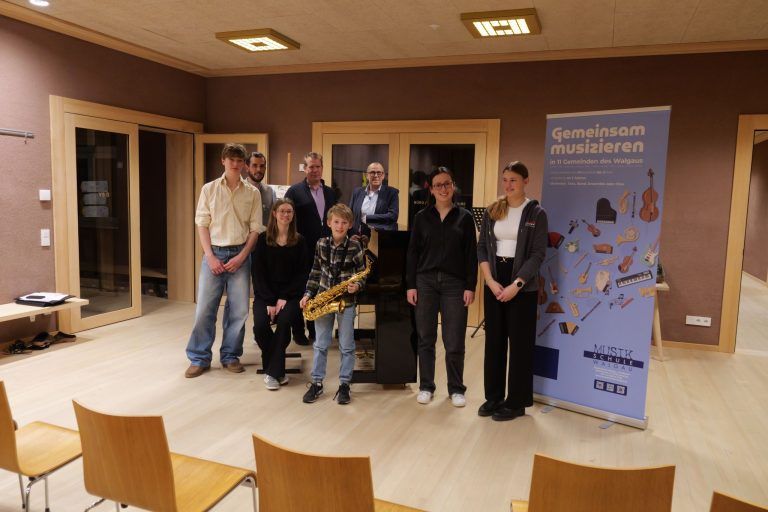 Stolz präsentieren sich die Musikschüler nach ihrem Auftritt mit Bürgermeister Walter Gohm und Musikschuldirektor Christian Mathis.