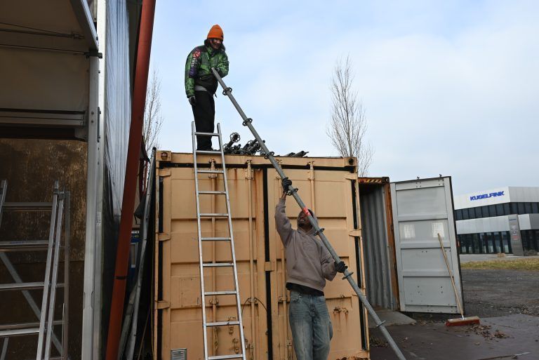 Vorhang zu beim Freudenhaus: Das Schwerlastzelt ist mit der Zeit gewachsen. Dementsprechend umfangreich ist der Abbau.