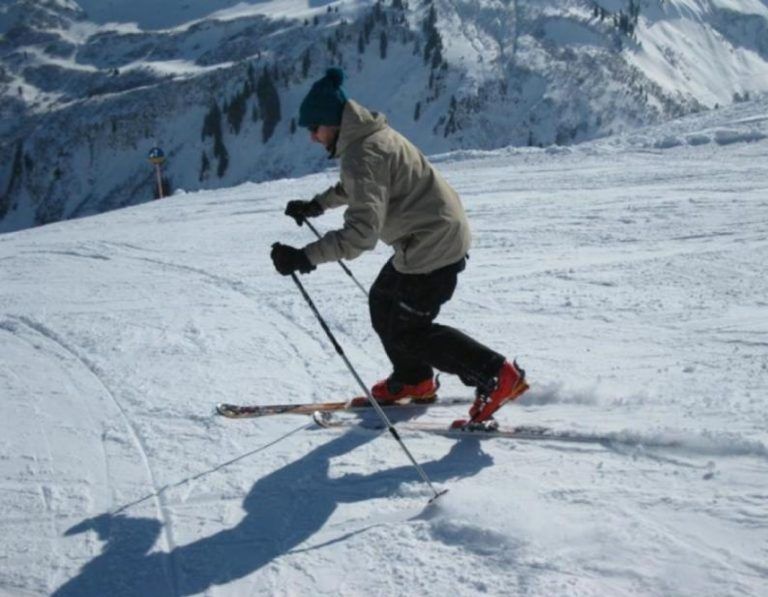 Telemarken – die pure Ski-Nostalgie: Die vom Skispringen bestens bekannte Kniebeuge ist das charakteristische Merkmal der Telemark-Technik.