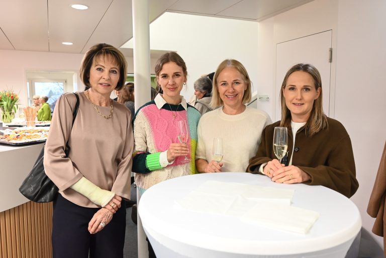 Neue HNO-Praxis im LZH: Gattin Mariann Elsäßer, Christina Elsäßer, Veronika Lang und Stefanie Berchtold (v.l.n.r.) freuten sich mit Dr. Wolfgang Elsäßer über die neue Aufgabe.
