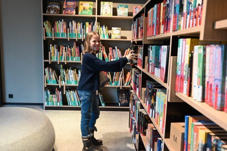 Renovierte Bibliothek wieder eröffnet: Nora kennt sich schon aus und weiß, wo sie ihre Bücher findet.