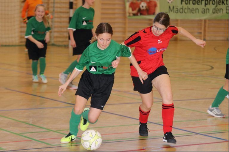 Fußball-Hallenzauber im Wiesenbachsaal: Die Mädchen kicken auf dem Parkett in der Walgaugemeinde.