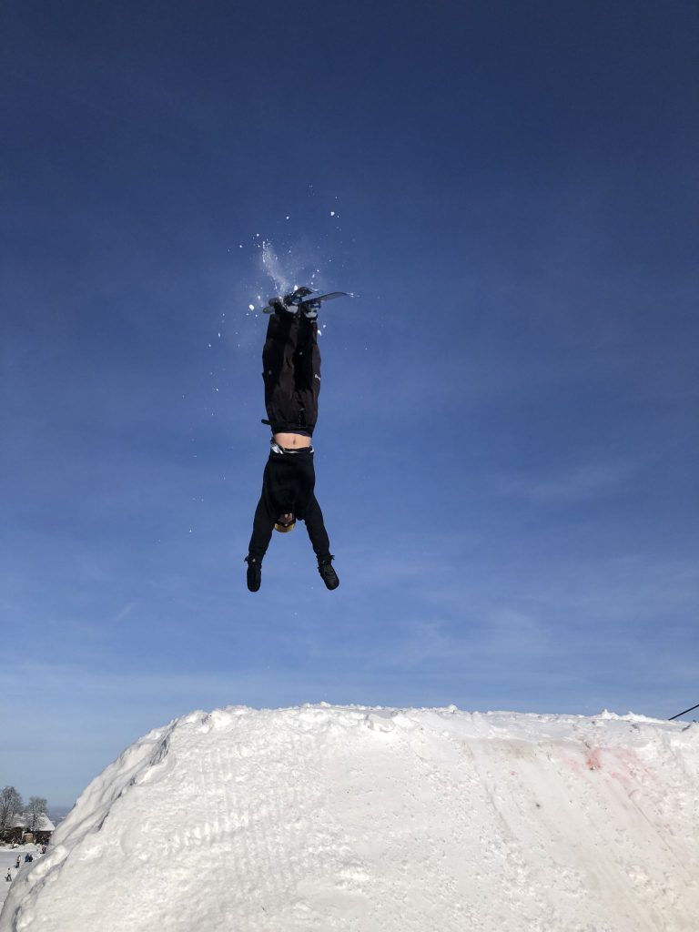 Freestyle im Aufwind in Vorarlberg: Freestyle-Talent Konstantin Schwendinger zeigt sein Können.
