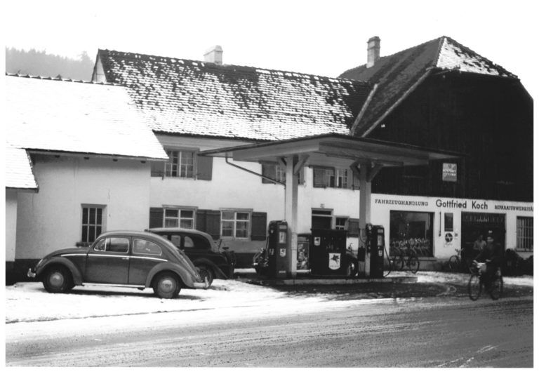 Aus Koch wird Linher & Koch: damals noch mit Tankstelle