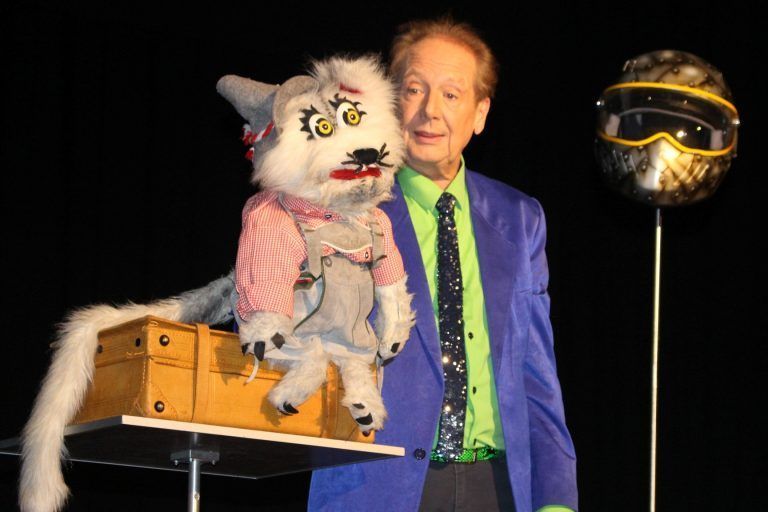 Vereine sind das Herz der Gesellschaft: Bauchredner Perry Paul brachte nicht nur seine Partner Mauskatze Amadeus und Helm Theo zum Plaudern . . .  