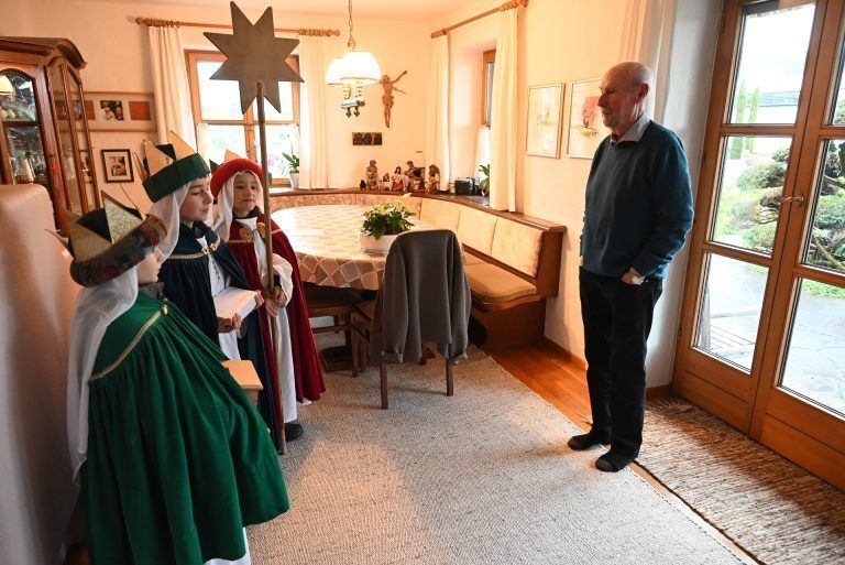 Königliche Post der Sternsinger: Egon Kastner freut sich sehr über den Besuch der heiligen drei Könige.