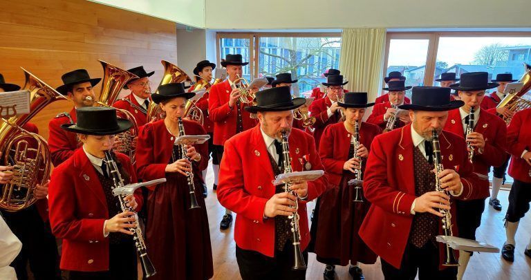 Gute Stimmung beim Neujahrsempfang des Bürgermeisters in Lochau: Der Musikverein Lochau mit Kapellmeister Rafael Ohmayer und Vorstand Helmut Immler umrahmten diesen lockeren Festakt bei Sekt und Glühmost.