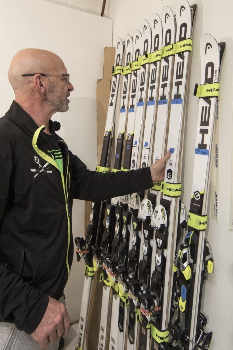 Ein Leben für den perfekten Schliff: In seiner Werkstatt lagerten bis zu 100 Paar Skier von Lindsey Vonn. In das Präparieren der Skier legte er seine ganz Liebe hinein. (A. Ehrensberger)