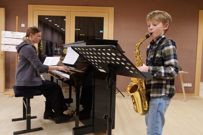 Neues Klavier musikalisch geehrt: Mit seinem gefühlvollen Saxophonspiel begeisterte Laurenz Butscher die Zuhörer.