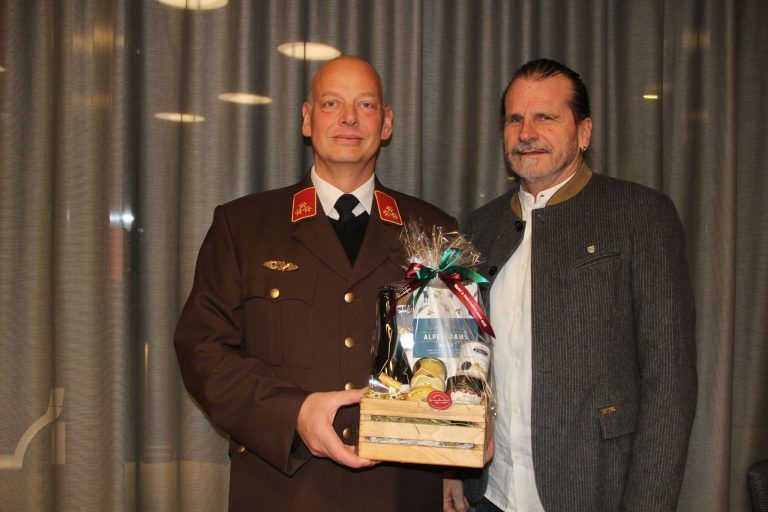 Keine Nachwuchssorgen: Martin Wischenbart wurde als Dankeschön ein kleines Präsent überreicht