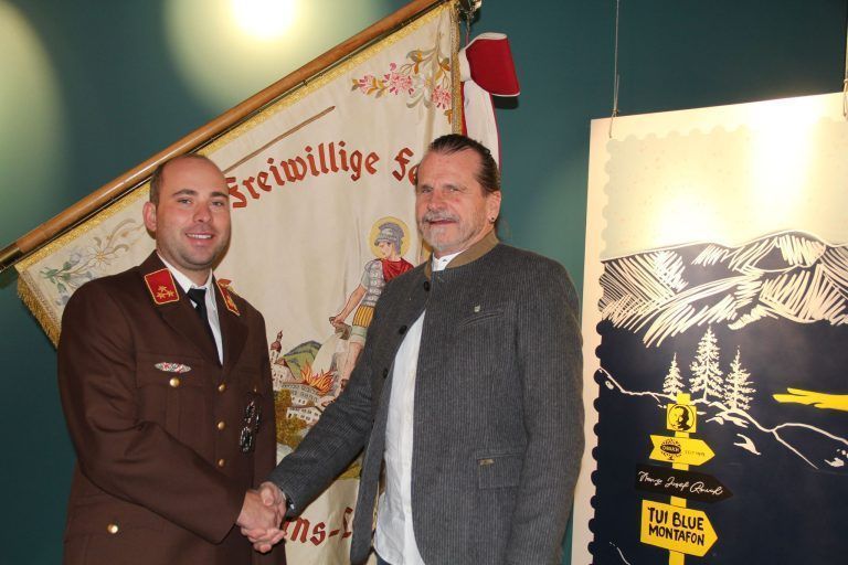 Bürgermeister Herbert Bitschnau gratuliert dem neuen Kommandanten Christoph Hinteregger