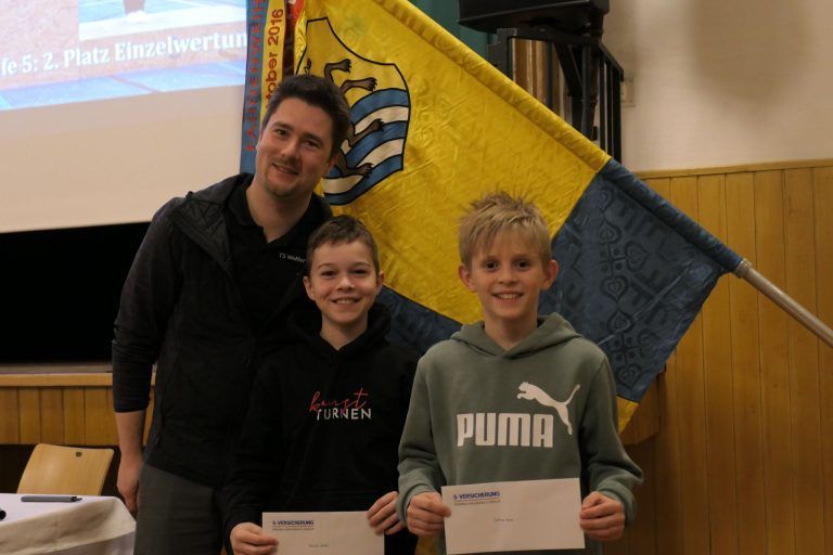 Turner springen von Erfolg zu Erfolg: Die Nachwuchsturner Florian Endres und Mathias Rexa erhielten ein Dankeschön für die hervorragenden Leistungen bei den Österreichischen Jugendmeisterschaften.