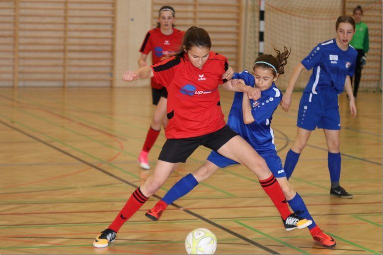 Fußball-Hallenzauber im Wiesenbachsaal: Zweikämpfe zuhauf sind auf der Tagesordnung.