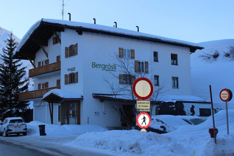 Traumstart in den Wälder Tourismus-Winter: Die Pension Bergrösli in Warth hätte längst den Jug Appartements Arlberg weichen sollen, das Projekt verzögert sich jedoch weiter.