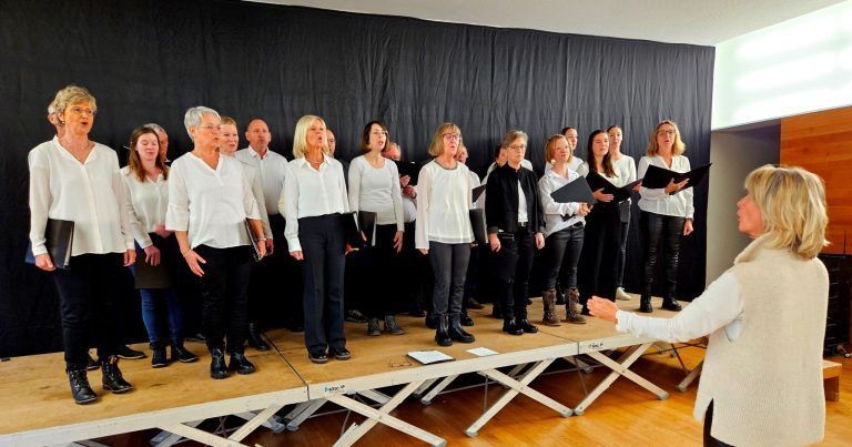 Gute Stimmung beim Neujahrsempfang des Bürgermeisters in Lochau: Die Singgemeinschaft Möggers unter der Leitung von Bernadette Oberscheider gestaltete den Festgottesdienst und sang auch beim Lochauer Neujahrsempfang.