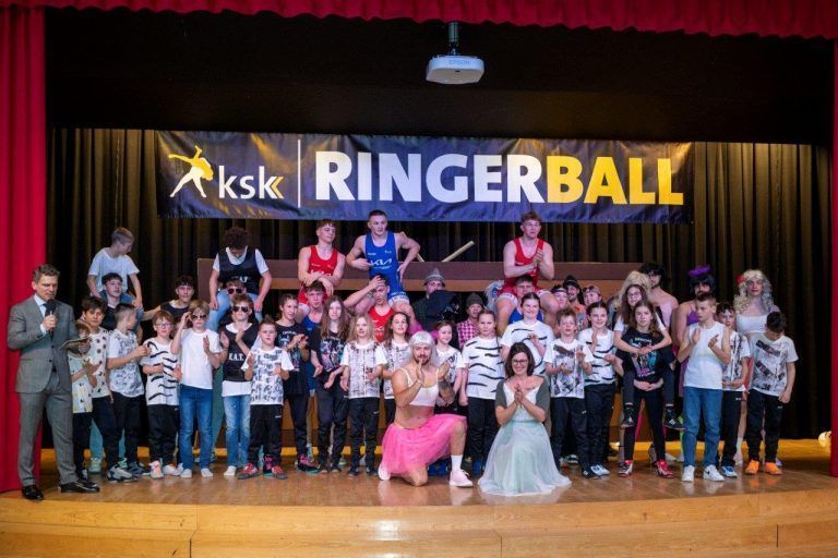 Ausverkauft: Klauser Ringerball begeistert mit Show, Ehrungen und Tombola: Action pur beim Klauser Ringerball.