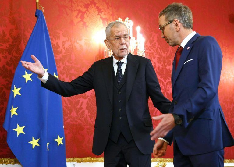 ABD0003_20250106 – WIEN –
STERREICH: Bundesprsident Alexander Van der Bellen (l.) empfngt am Montag, 06. Jnner 2025, FP
-Bundesparteiobmann Herbert Kickl in der Prsidentschaftskanzlei in Wien. – FOTO: APA/TOBIAS STEINMAURER