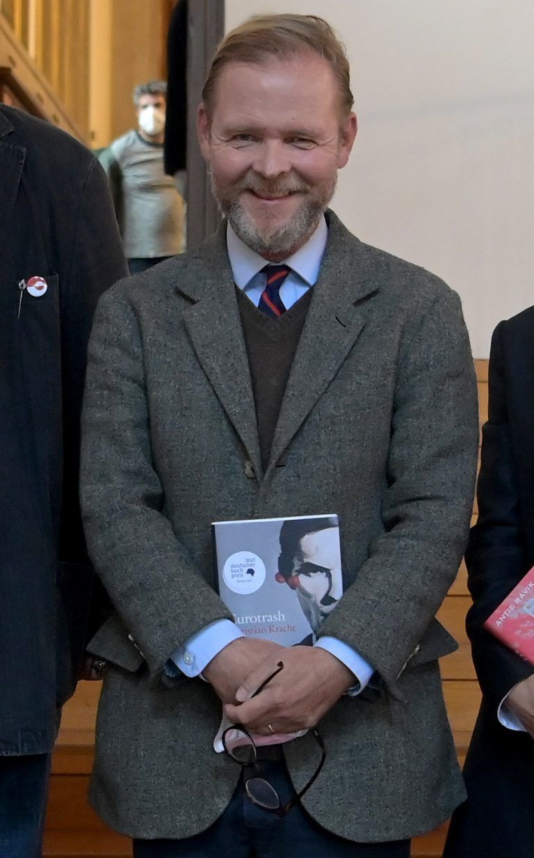 ABD0086_20211018 – FRANKFURT/M. – DEUTSCHLAND: 18.10.2021, Hessen, Frankfurt/M.: Christian Kracht steht auf einer Treppe im Kaisersaal. Kracht steht auf der Shortlist fr den Deutschen Buchpreis. Mit dem Deutschen Buchpreis wird der beste deutschsprachige Roman ausgezeichnet. Der Preis ist mit insgesamt 37 500 Euro dotiert. Der Preistrger erhlt 25 000 Euro, die brigen fnf Autoren der […]