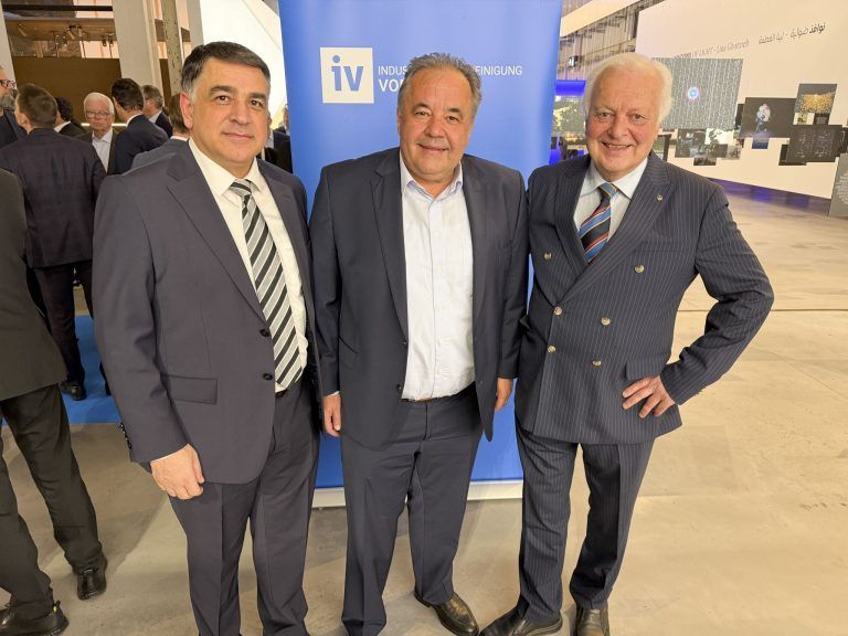 Attila Dincer mit Getränkespezialist Peter Pfanner und Kunstexperte Manfred Rützler