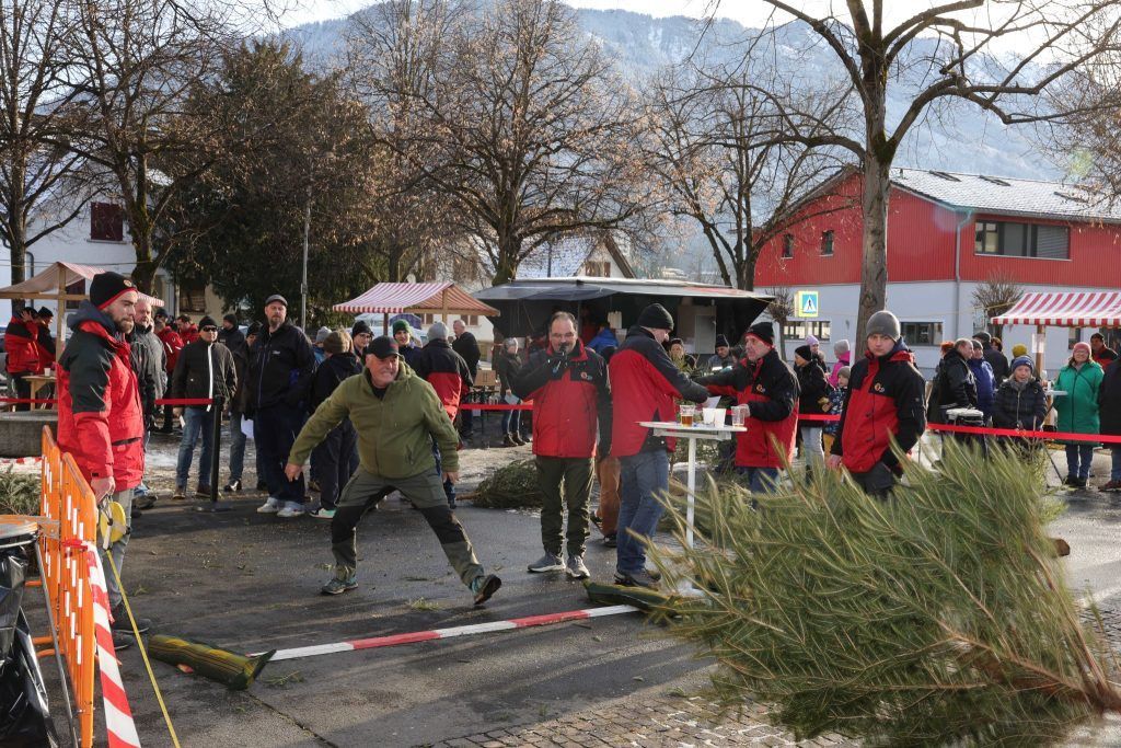 Spannung beim Christbaum-Weitwerfen
