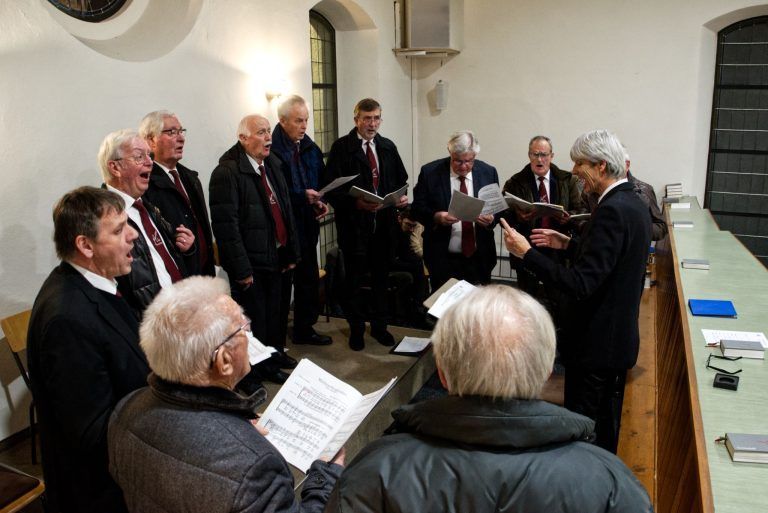 Der Bludenzer Franziskanerchor in der Kirche des Bludenzer Franziskanerklosters, Christmette, Weihnachtszeit 2024/2025