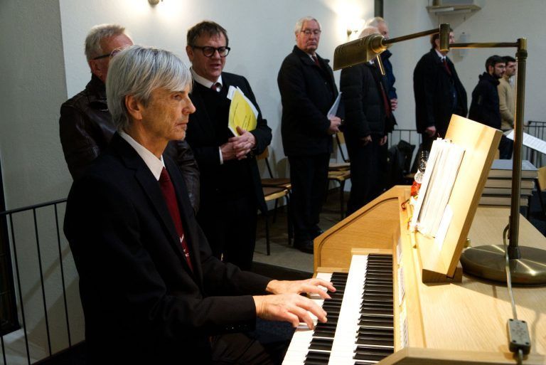 Der Bludenzer Franziskanerchor in der Kirche des Bludenzer Franziskanerklosters, Christmette, Weihnachtszeit 2024/2025