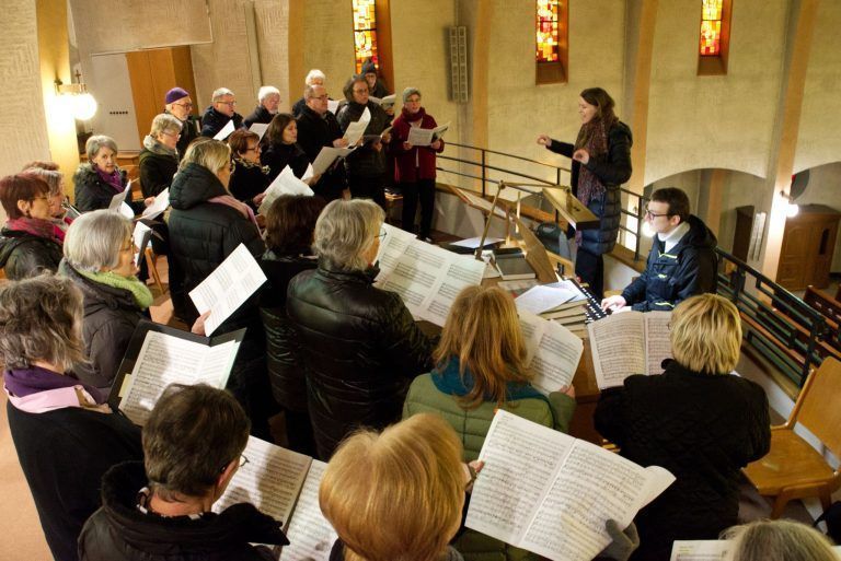Messfeier mit einem Projektchor, der verstärkt wurde durch Sing-ing-Bings unter der musikalischen Leitung von Tanja Oberscheider, Heilig-Kreuzkirche