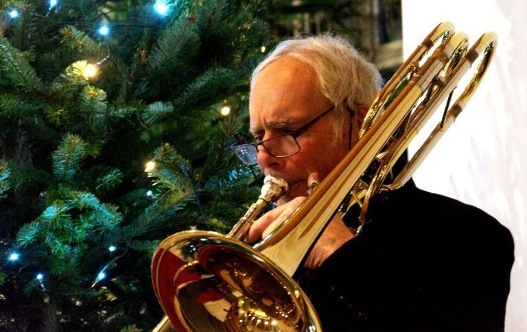 Messfeier mit Pfarrmoderator Hans Tinkhauser - Musik: Bläserquartett der Musikschule Montafon, Pfarrkirche Gantschier
