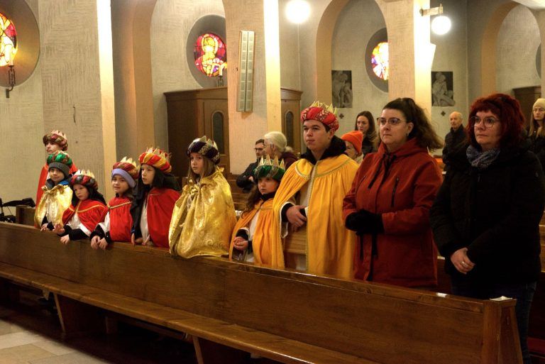 Messfeier am Fest Erscheinung des Herrn (im Volksmund "Dreikönig"), Besuch der Sternsinger, Heilig-Kreuzkirche