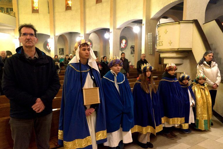Messfeier am Fest Erscheinung des Herrn (im Volksmund "Dreikönig"), Besuch der Sternsinger, Heilig-Kreuzkirche