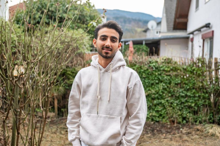 Reza Amiri, Flüchtling aus dem Iran mit seinen Deutschlehrern, Familie Hämmerle in Schwarzach